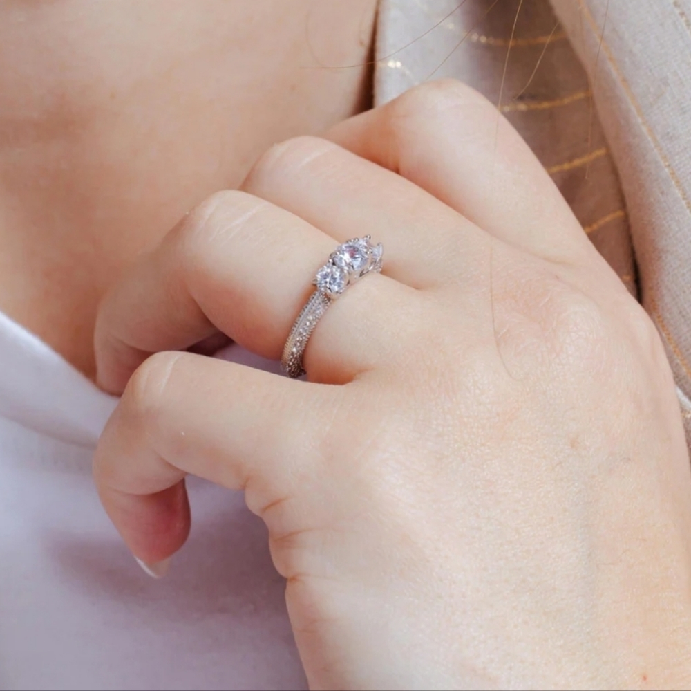🥰 LUXUR ENGAGEMENT RING - Picture 2 of 7